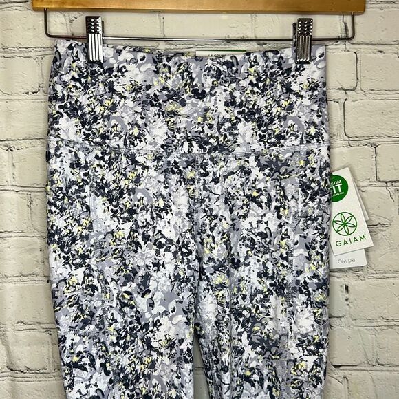 Gaiam Women’s Om Highrise Yoga Capri size xs New with tags Cell Pocket - Picture 2 of 7